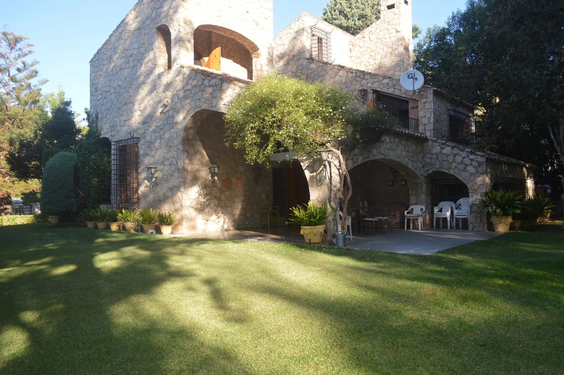 Fotografía del estado actual de una casa de piedra