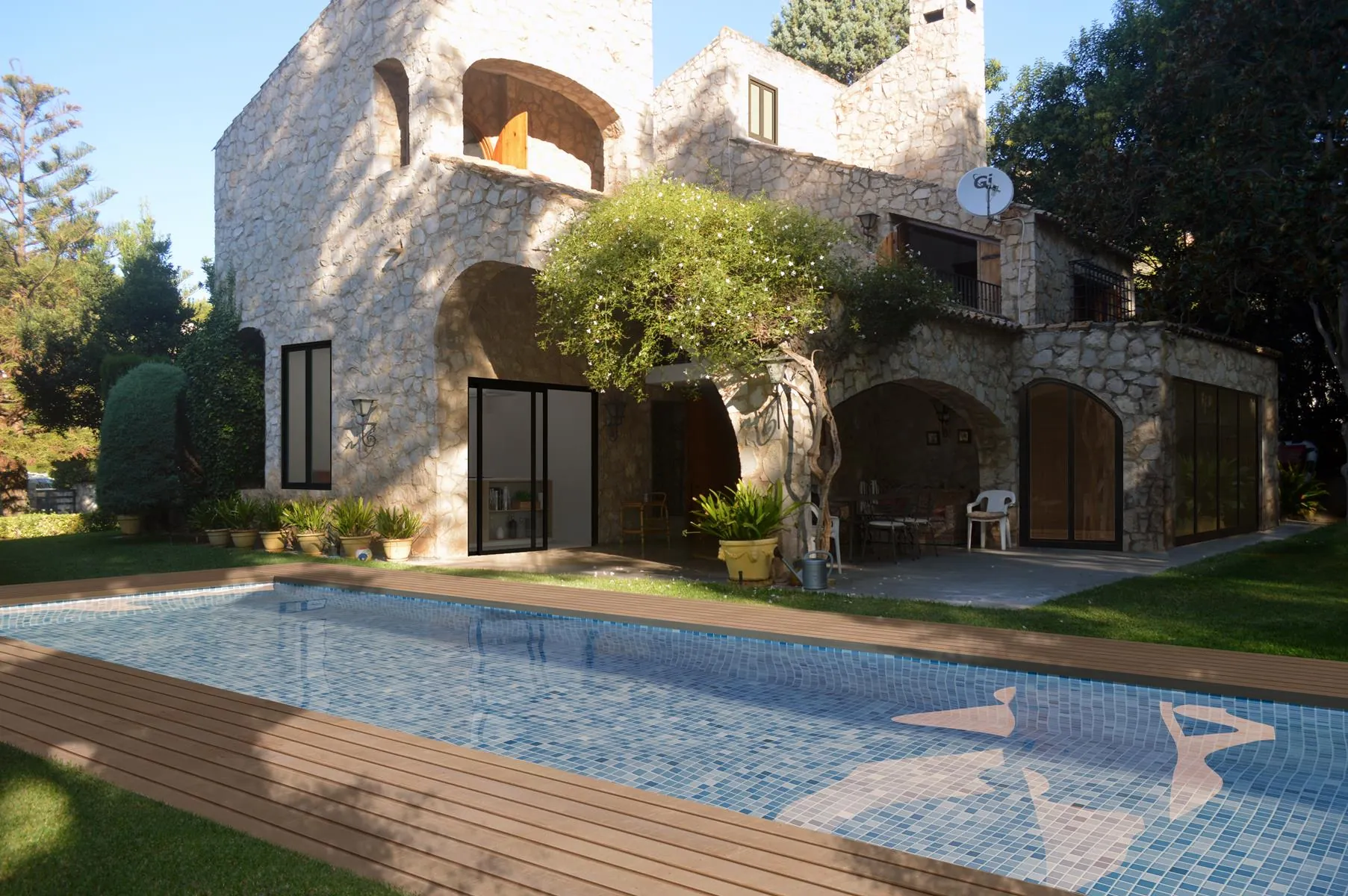 Render de la misma casa con piscina y jardín proyectados
