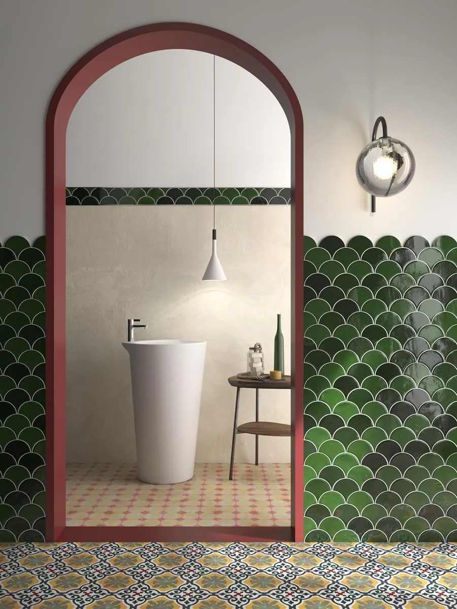 Baño con azulejo verde en escama y arco rojo