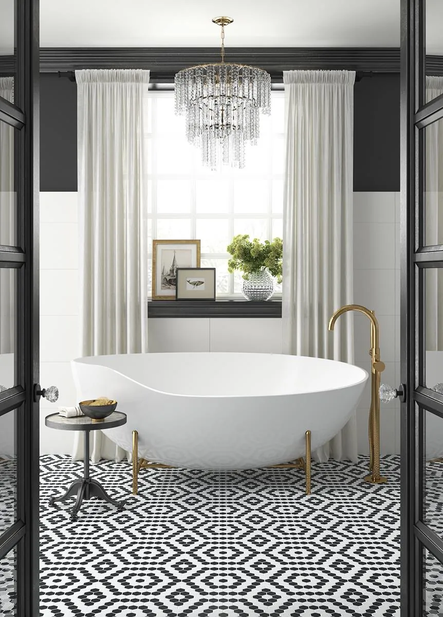 Baño con suelo hidráulico en blanco y negro
