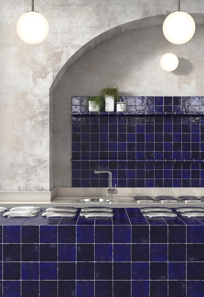 Cocina con azulejo azul esmaltado bajo arco